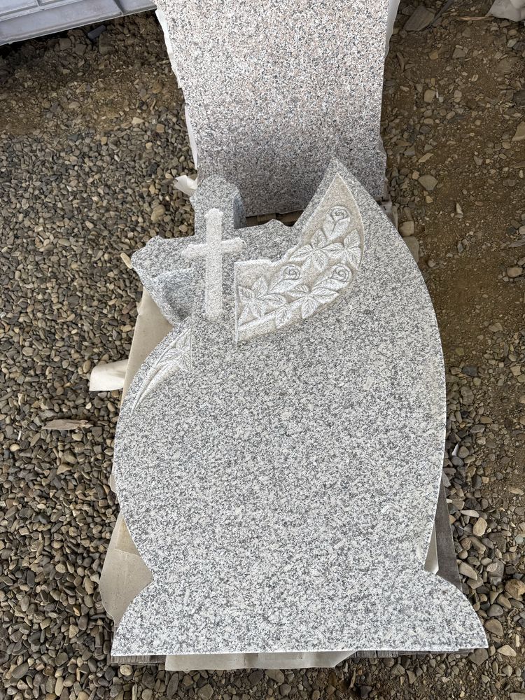 Monumente din granit