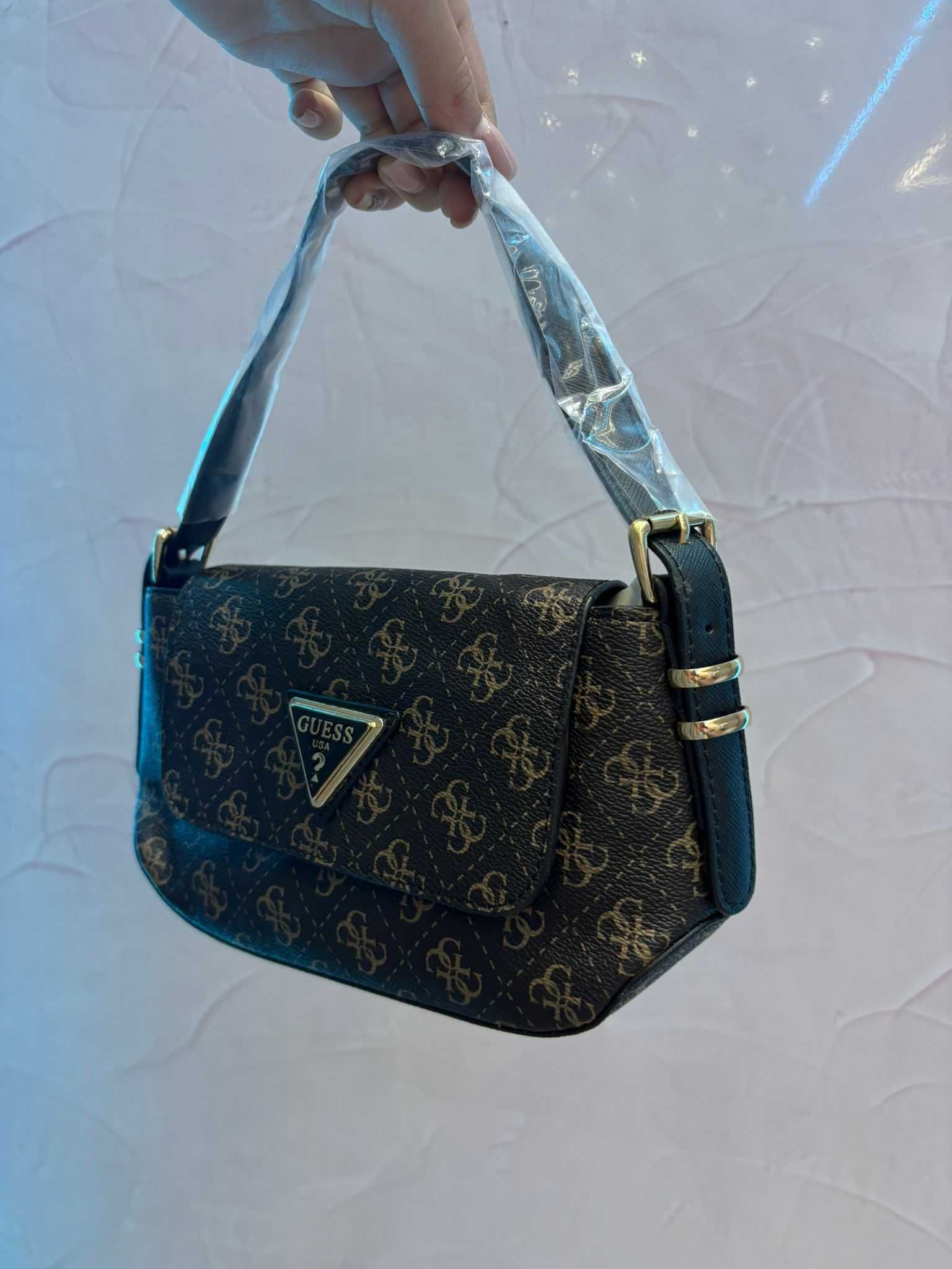 Дамска чанта  Guess