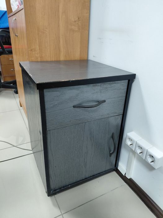 Стол/шкаф/стулья