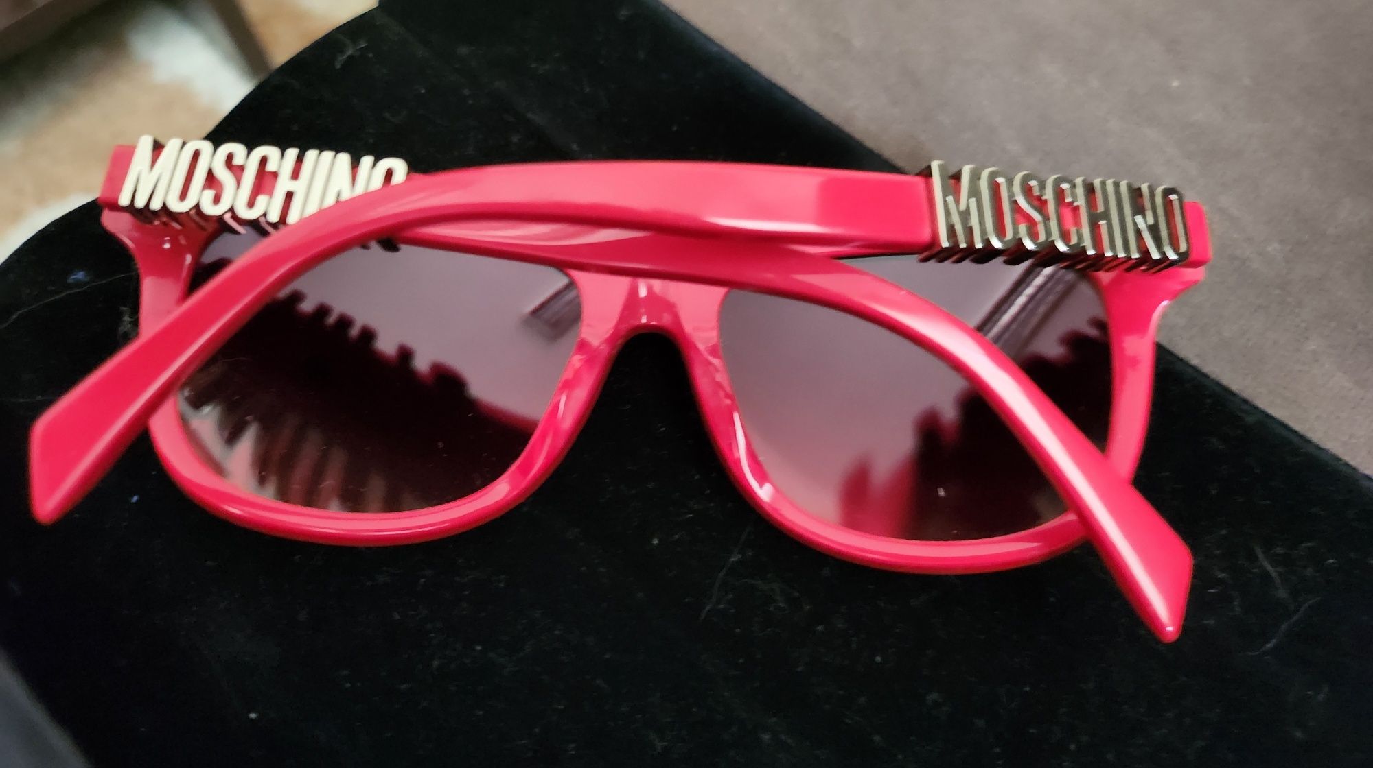 Дамски оригинални слънчеви очила LOVE MOSCHINO