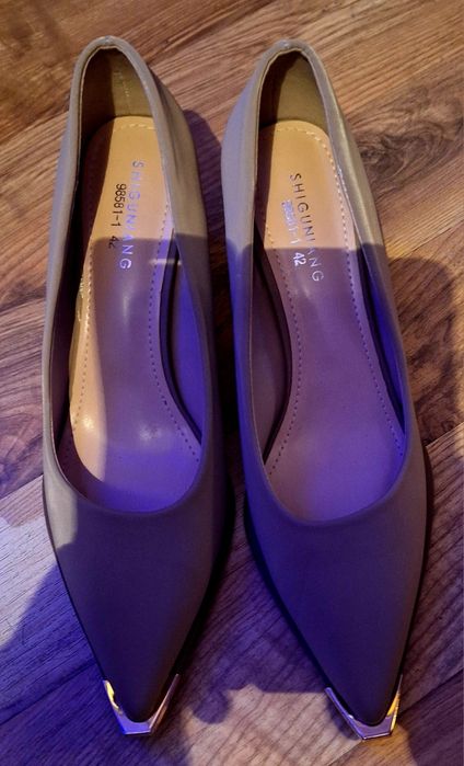 Дамски елегантни обувки на ток 8 см. Бежеви