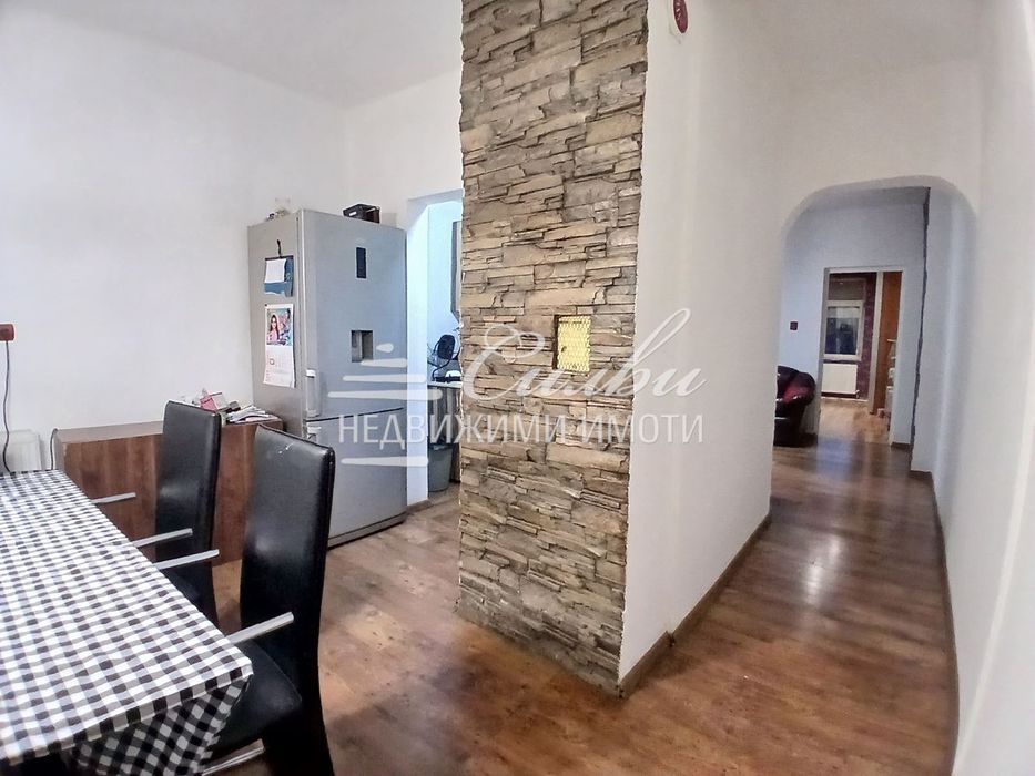 Етаж от ТУХЛЕНА къща с двор - кв. Център!