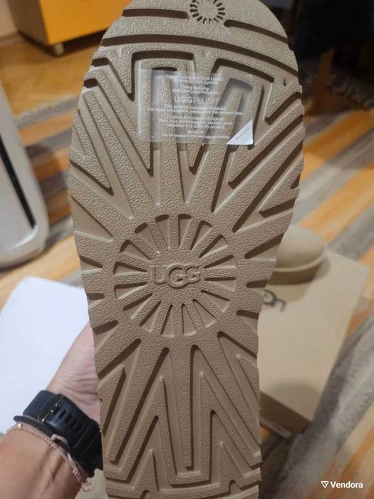 UGG Classic Mini Platform ботуши нови, размер 41, бежов