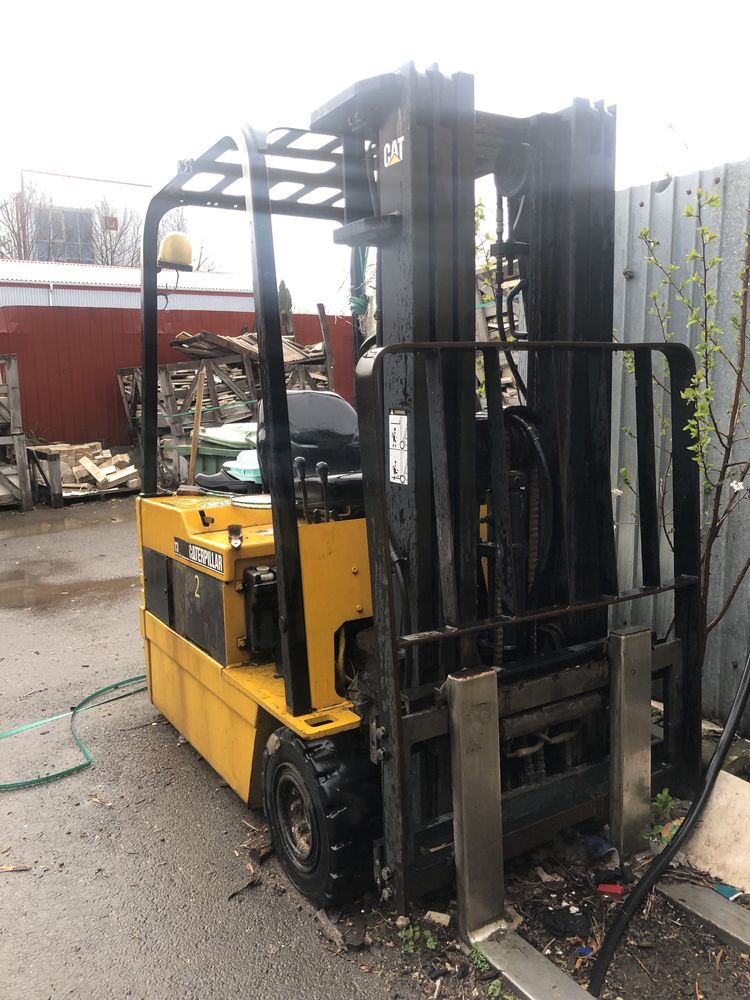 Stivuitor electric caterpillar baterie defecta schimb cu autoturism