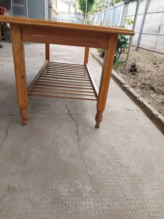 Masă din lemn masiv.