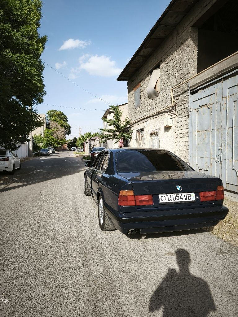 BMW E34 520I продаётся тёмно-синий цвет