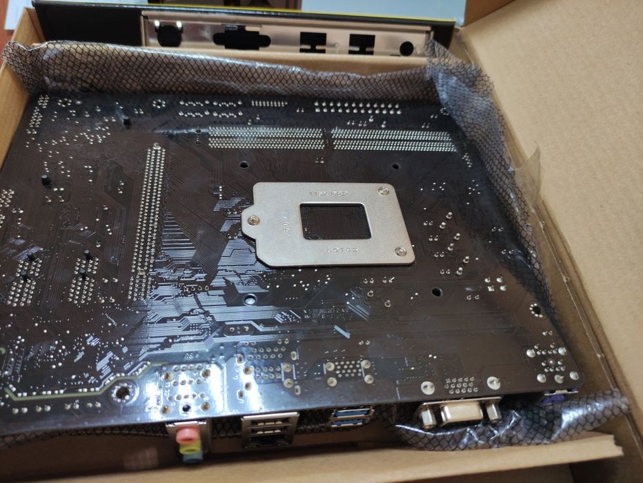 Продаю материнскую плату DDR4 Gigabyte GA-H110M-S2V