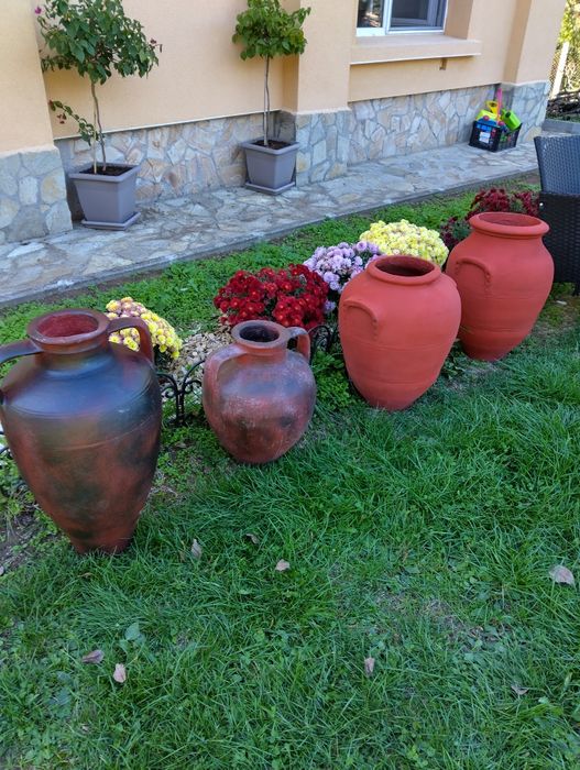 Делви кашпи за градина