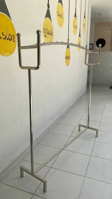 Ayollar kiyim do'koni polkalari, ilgichlari, hamma narsasi sotiladi