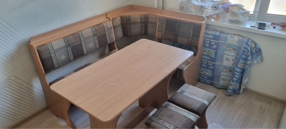 Кухонный диван со столом и двумя стульями