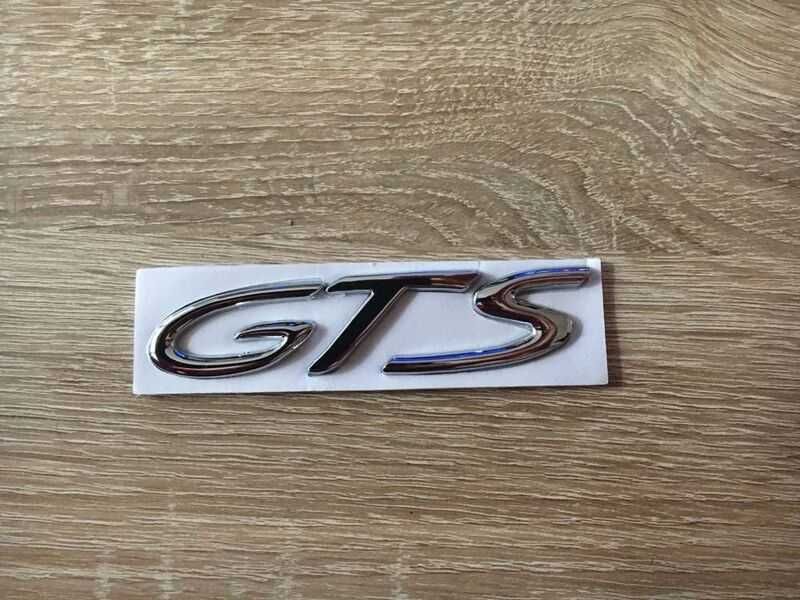 сребрист надпис Порше Porsche GTS емблема