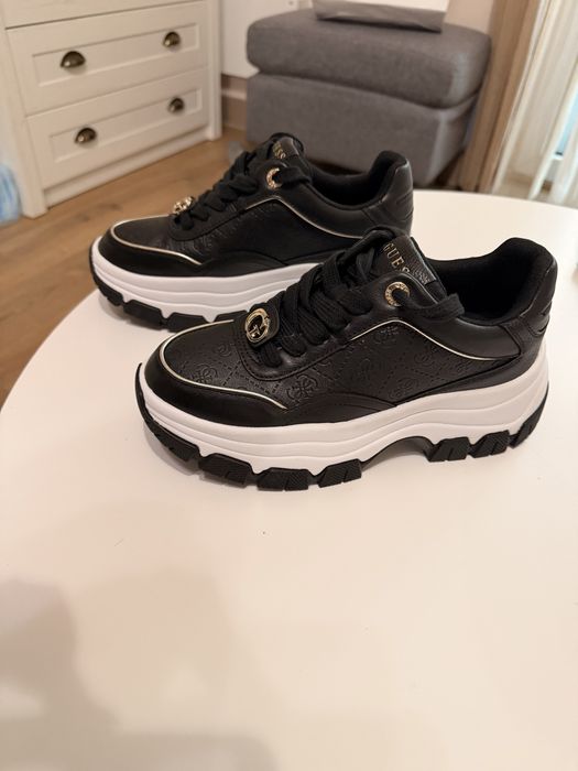 Нови Сникърси Guess