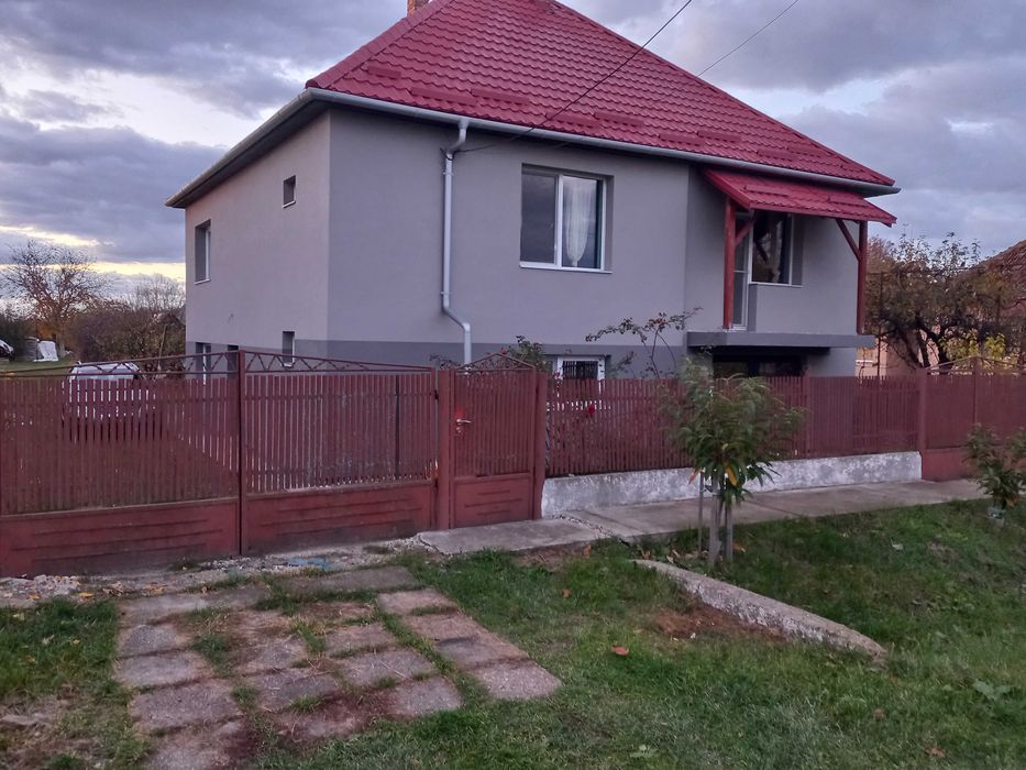 Vând casă cu teren în zona urbană