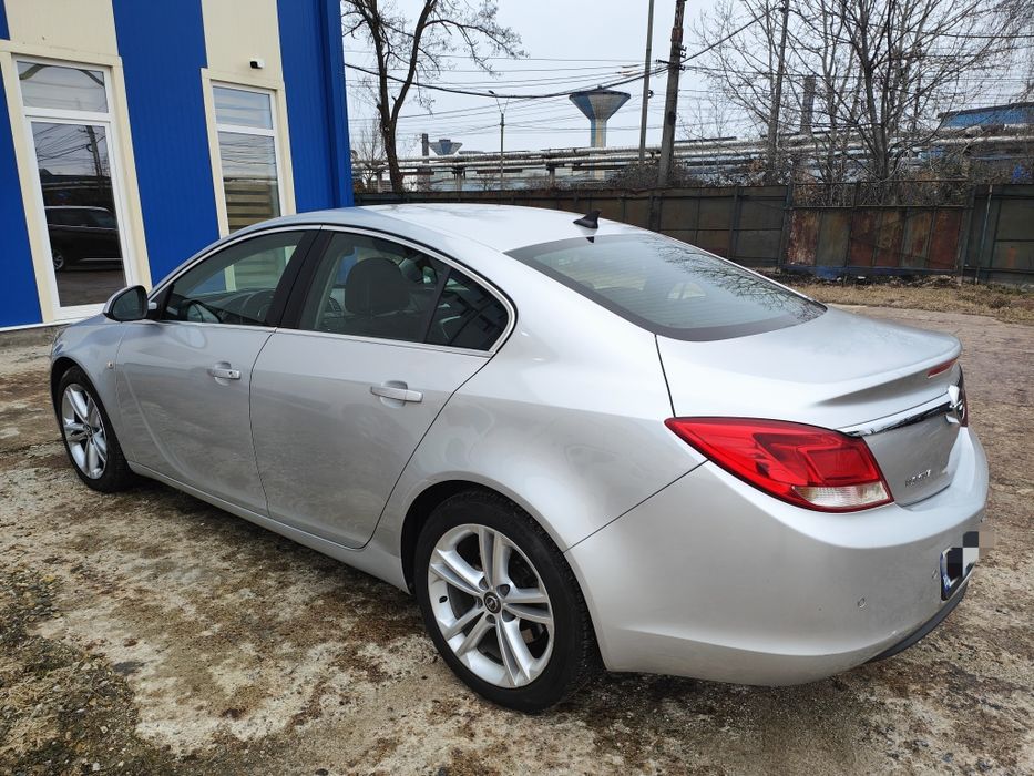 Vând Opel Insignia berlina 2011