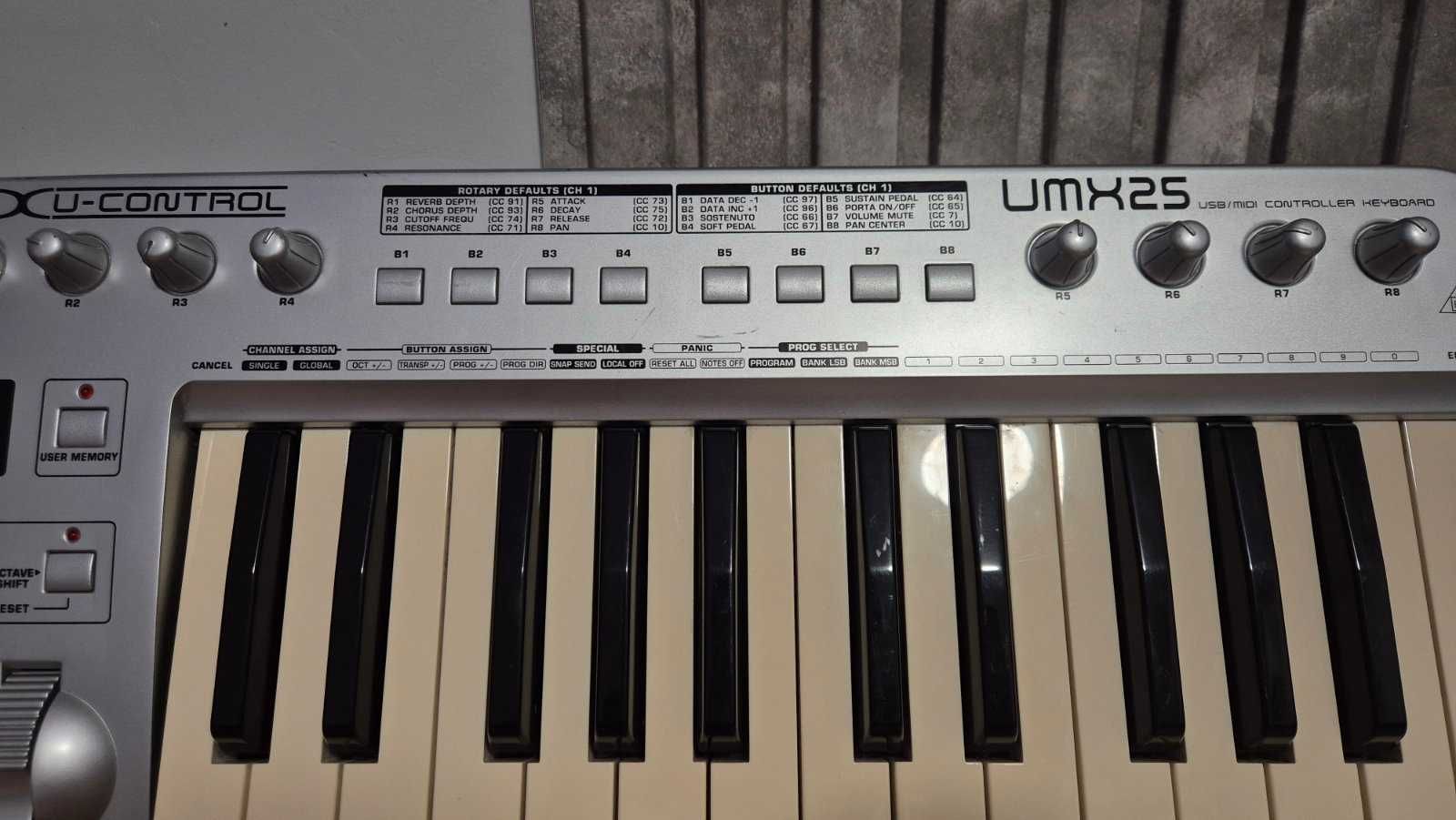 Behringer UMX25 Midi клавиатура