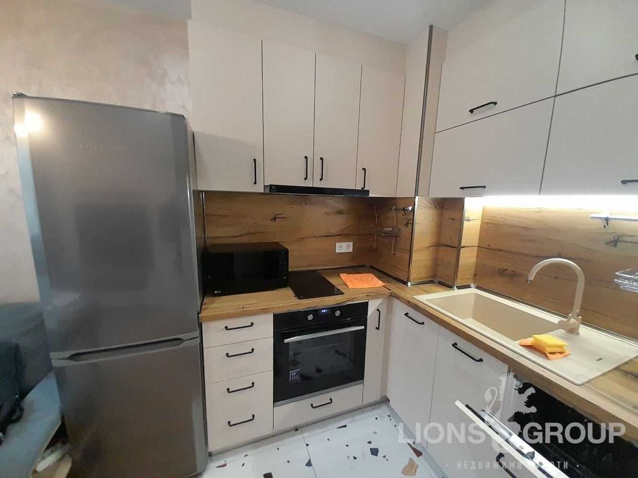 Дава се под наем Тристаен апартамент в Варна, Лятно кино Тракия - 75 кв.м за 663 € - Снимка #2