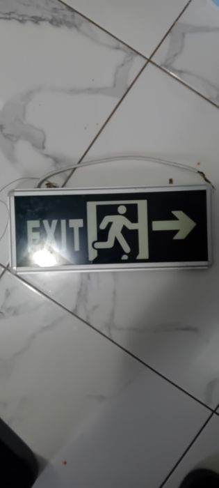 Vand lampa exit pret 70 lei