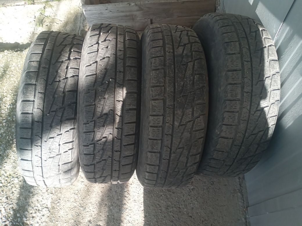 Продавам зимни гуми с размери 215/65 R16.