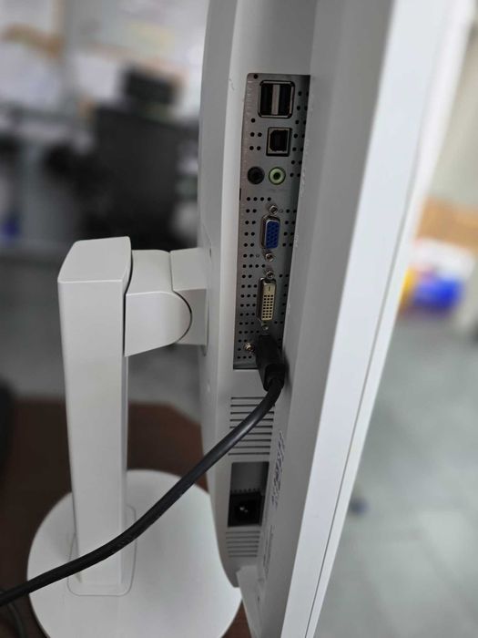 Монитор бял на цвят  Fujitsu
