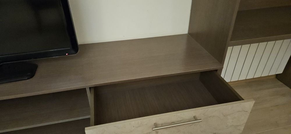 Продаётся стенка для гостинной и три шкафа для прихожей.