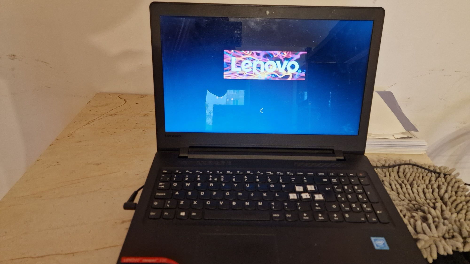 Vând laptop Lenovo