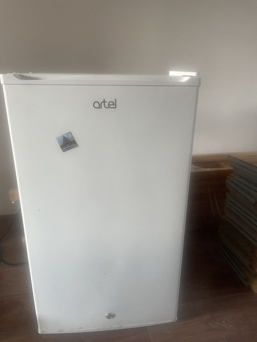 Продается мини холодильник,состояние идеальное марка artel реальному к