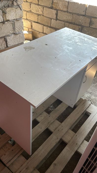 Продам шкафы, стол в хорошем состоянии.