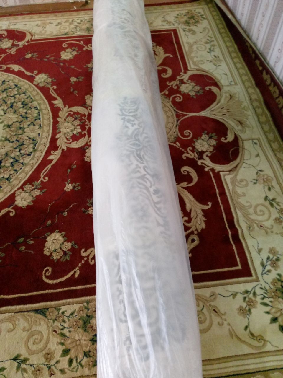 Gilam xolati zor op qoyilgan pardalar xam bor