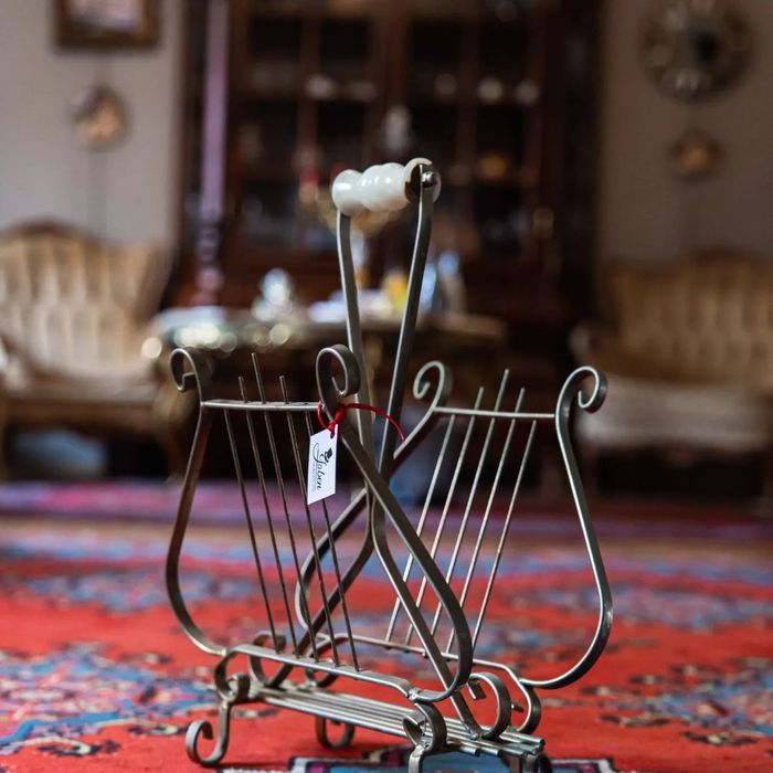 Suport pentru reviste în formă de liră