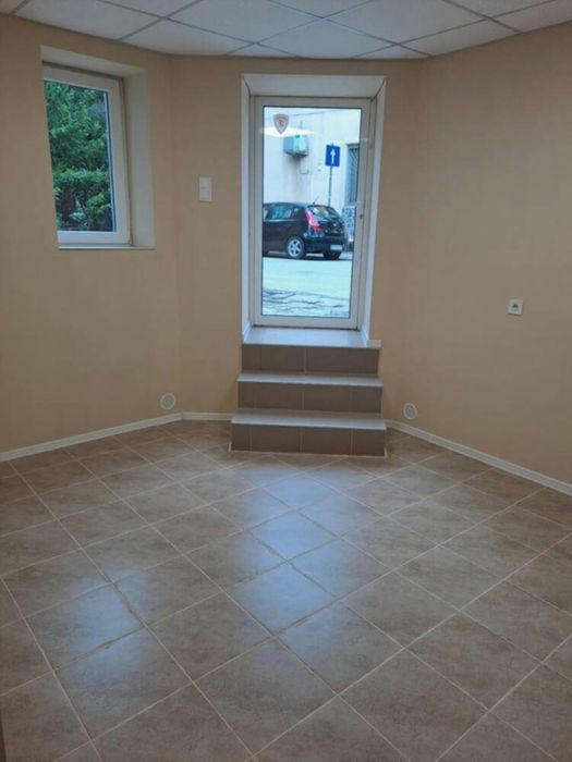 Офис  Магазин под наем в кв. Каменица 1