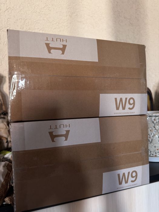 Чисто нов робот за миене на прозорци Hutt W9.