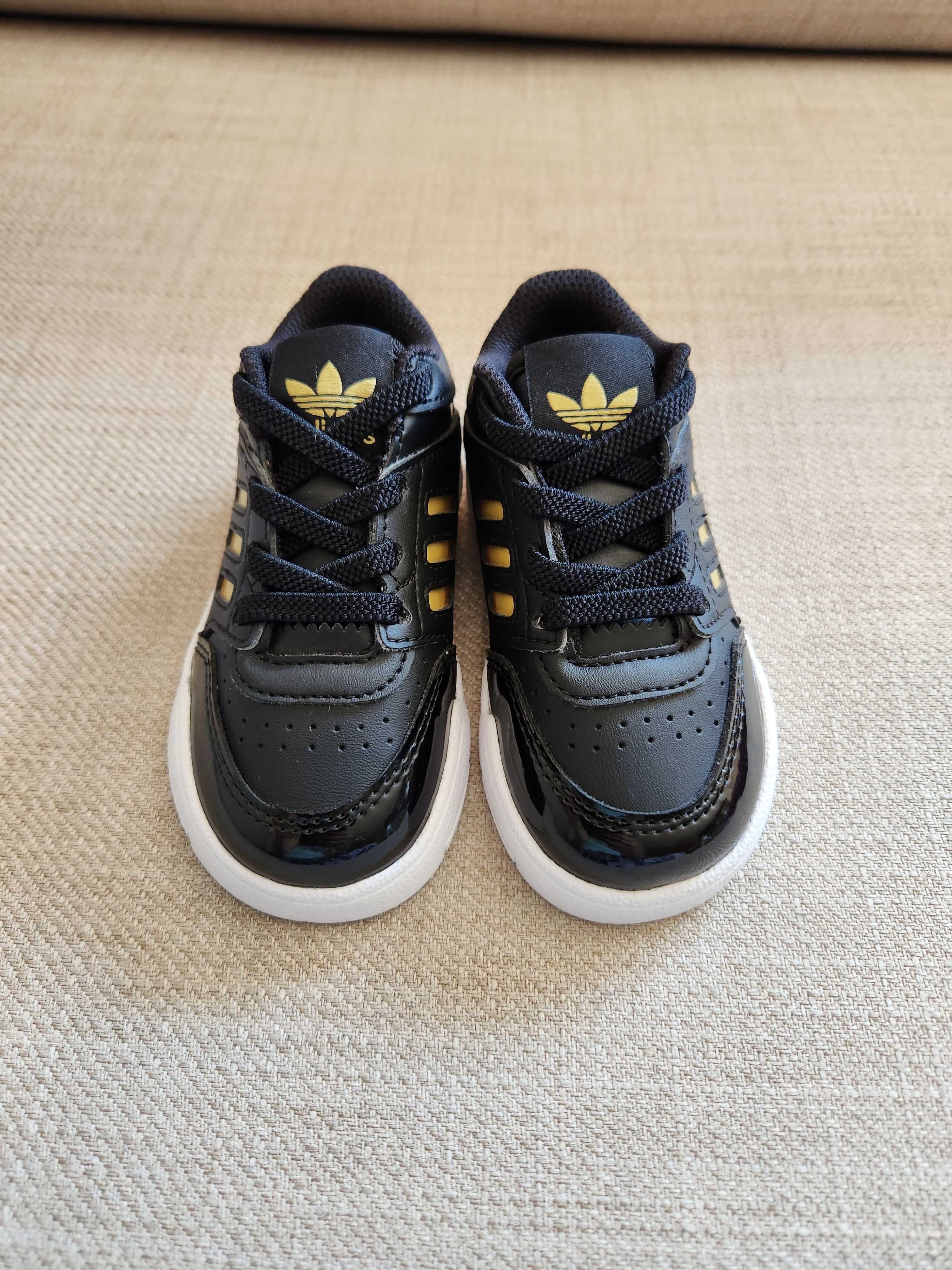 Нови детски спортни обувки Adidas, размер 21