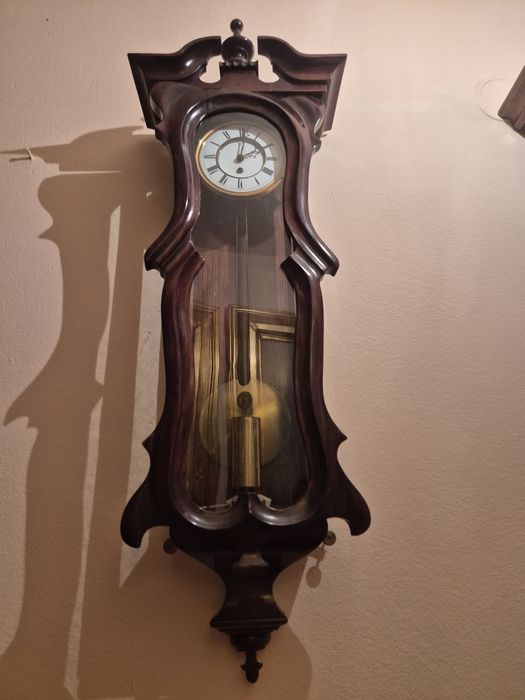 Pendula de perete cu o greutate