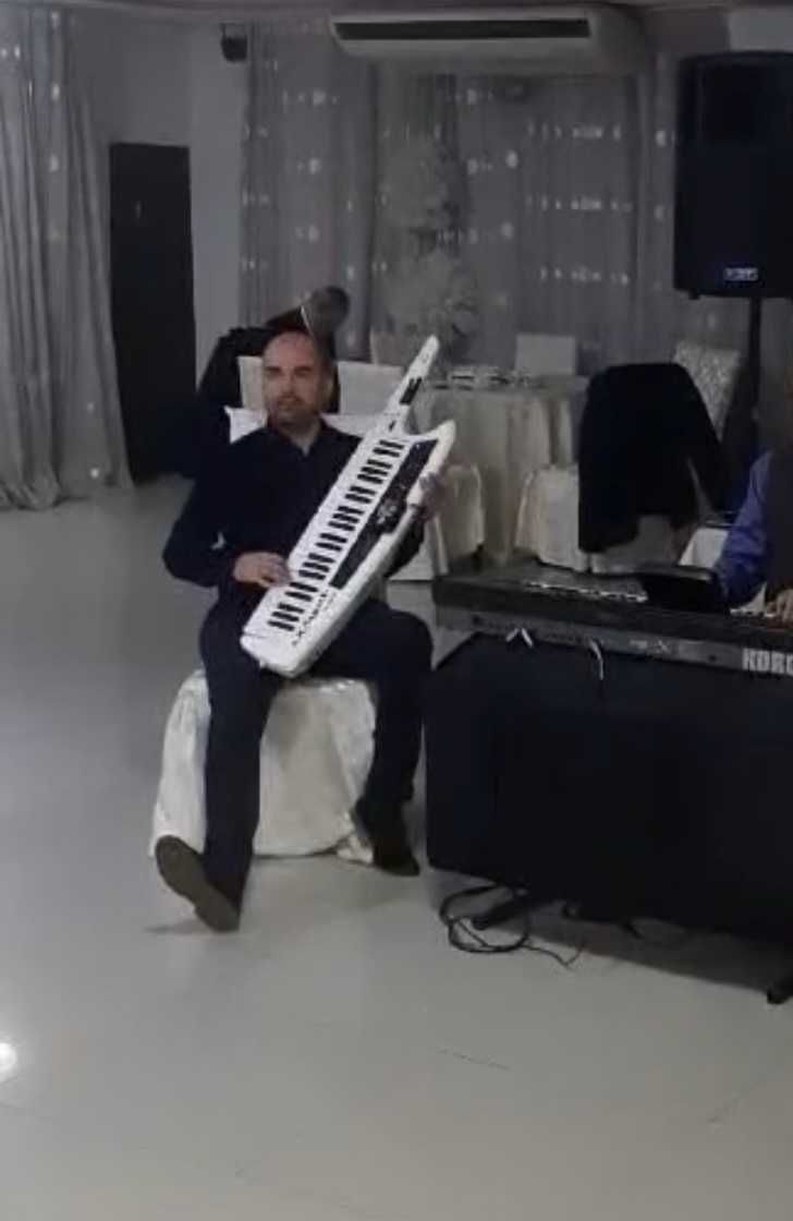 Keyboard organist clapar returnela acordeonist nunta botez petrecere