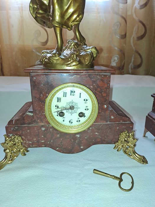 ceas de semineu bronz dore si marmura rosie