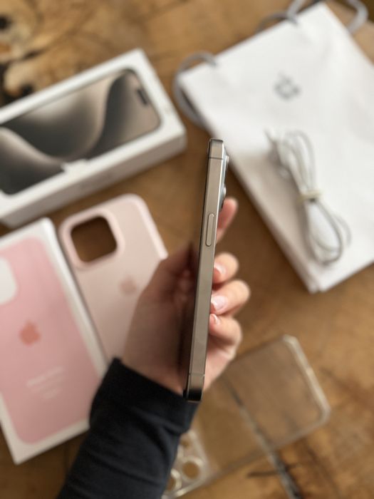 Iphone 15 Pro + 1 husa originala Apple