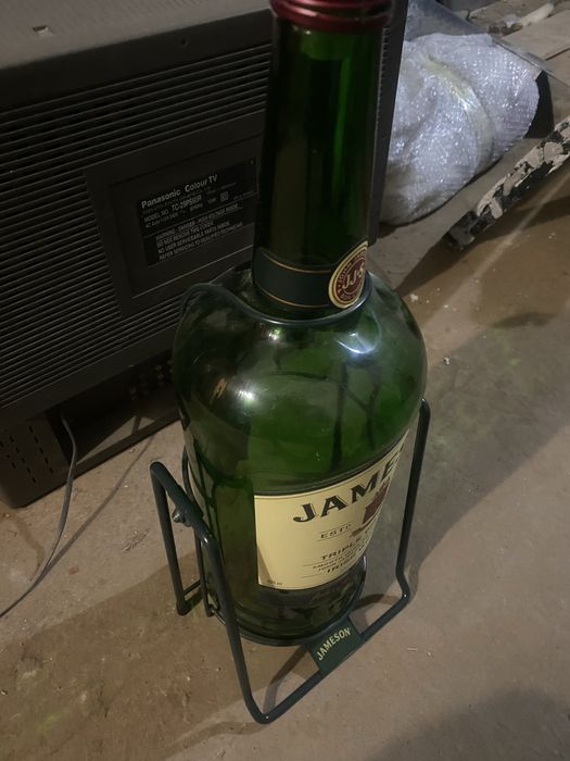 Бутылка на подставке в бар.