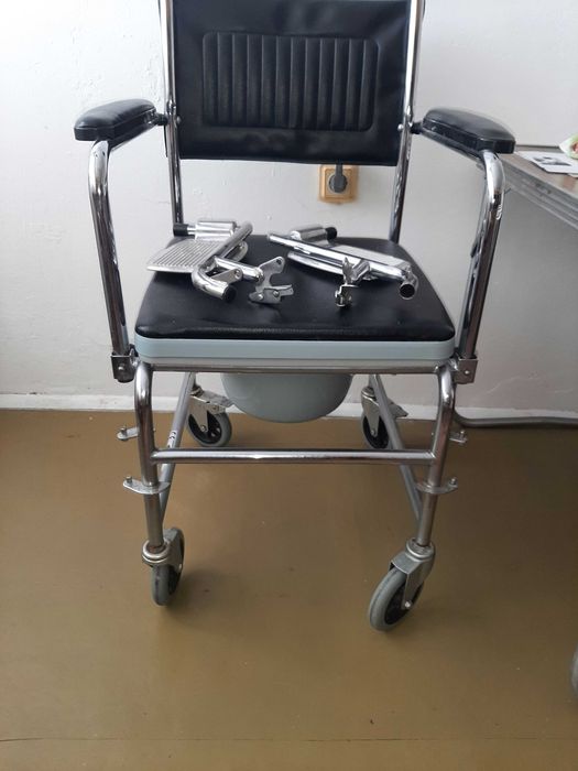 Санитарен стол на колела