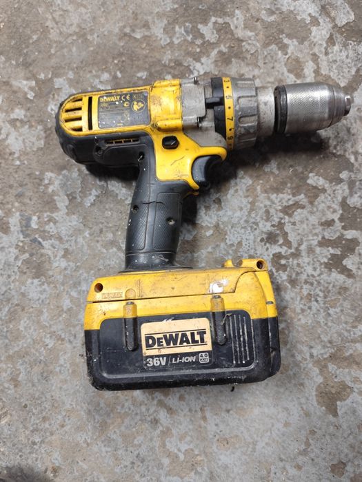 Vând bormașină dewalt