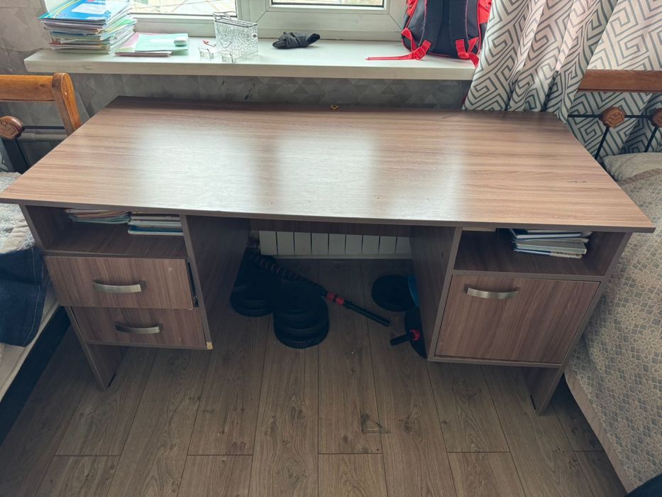 Рабочий стол коричневый