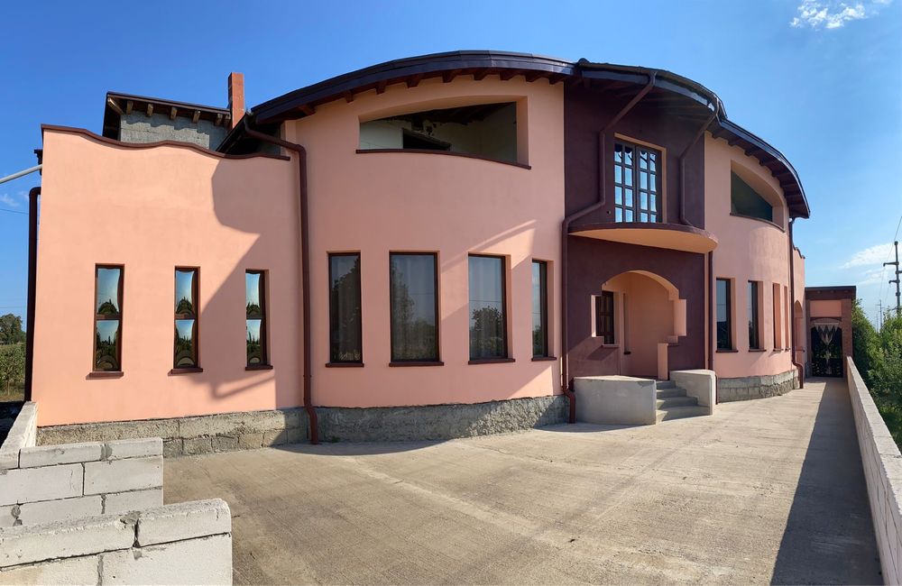 Casa de vanzare cu teren 8000mp