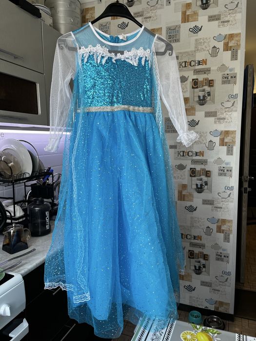 Платье новогоднее. 8000 тг. Одевали 1 раз. В отличном состоянии. 7-8 л