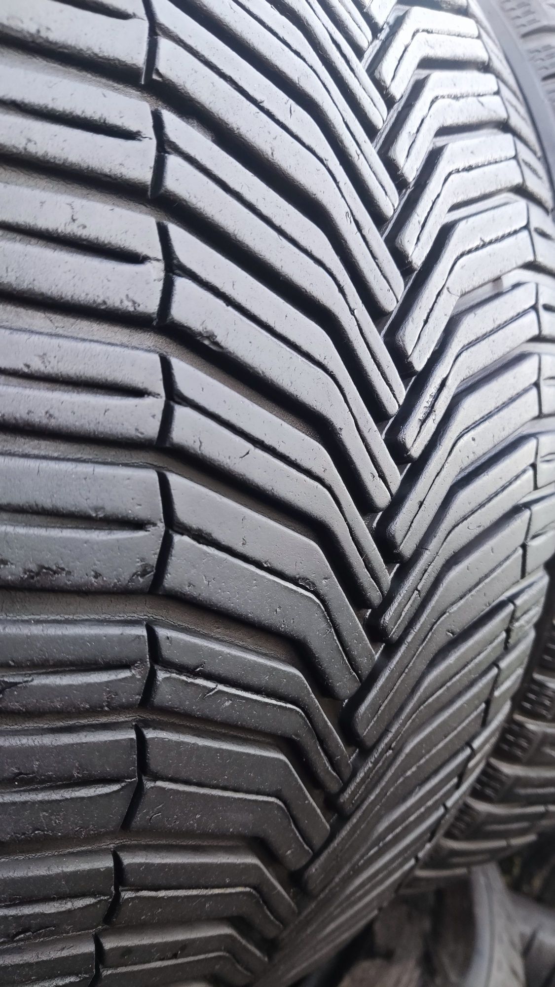 2бр всесезонни гуми 225/40/18 Michelin Cross Climate+
6.5мм грайфер
До