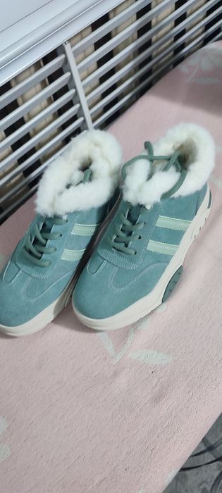 Продам зимние кроссовки,мягкие,теплые 37 р