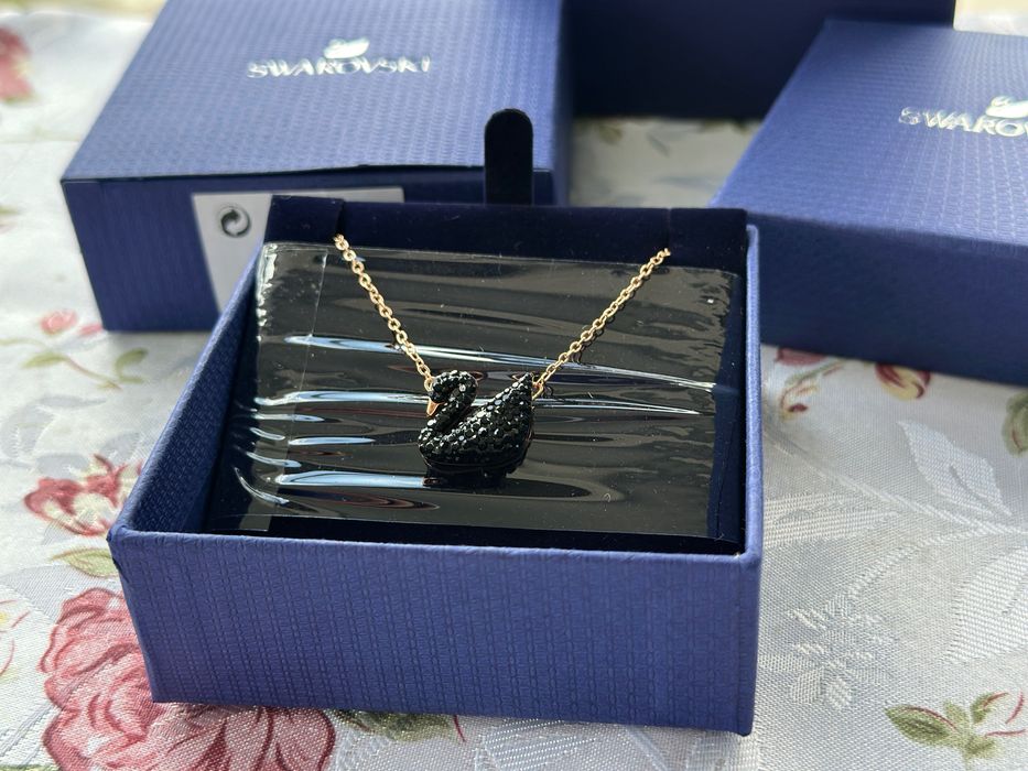Colier Swarovski Swan lebădă neagra mărime medie cu lănțișor auriu