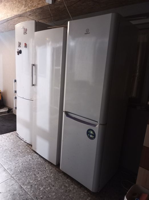 Vând 2 combine frigorifice și un congelator no frost