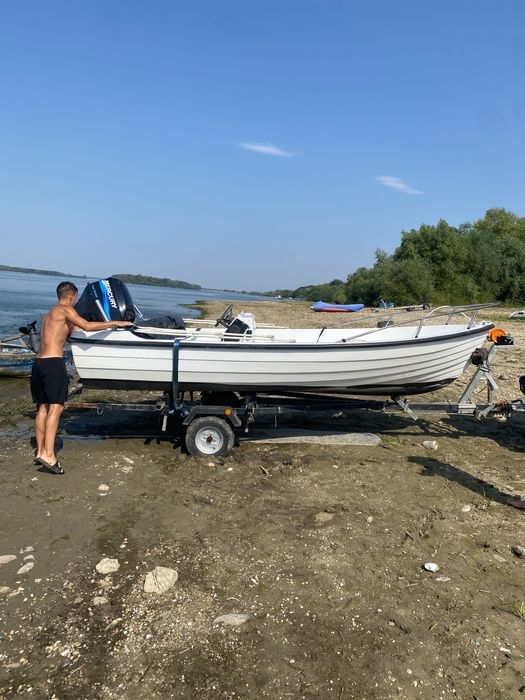 Barcă cu motor mercury