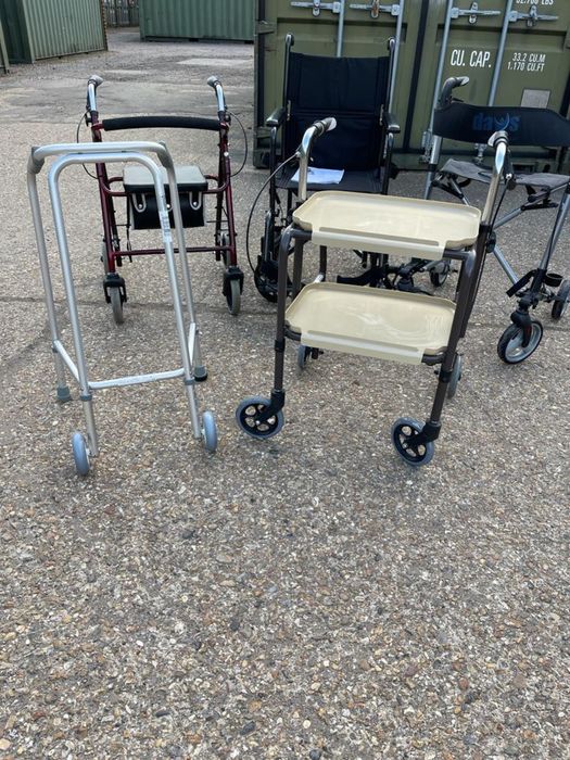 Premergătoare / cărucioare cu rotile pentru bătrâni