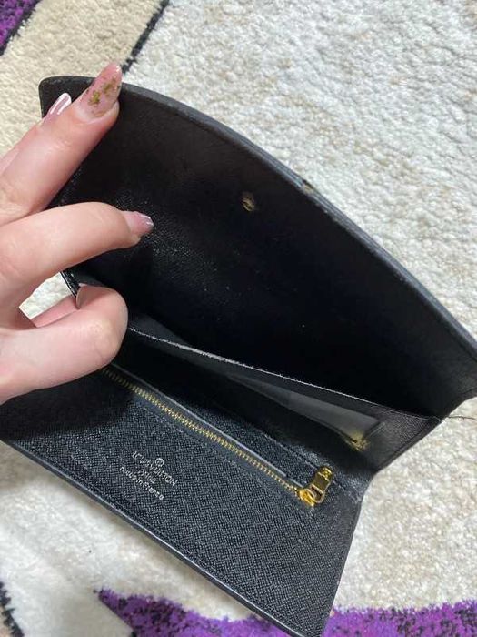 Portofel Louis Vuitton cu emblemă metalică si spaatii carduri