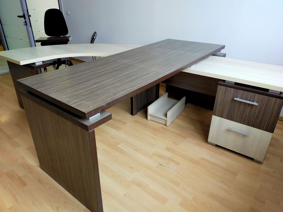 Vând două copiatoare, Xerox, Konica Minolta, un birou și un desk
